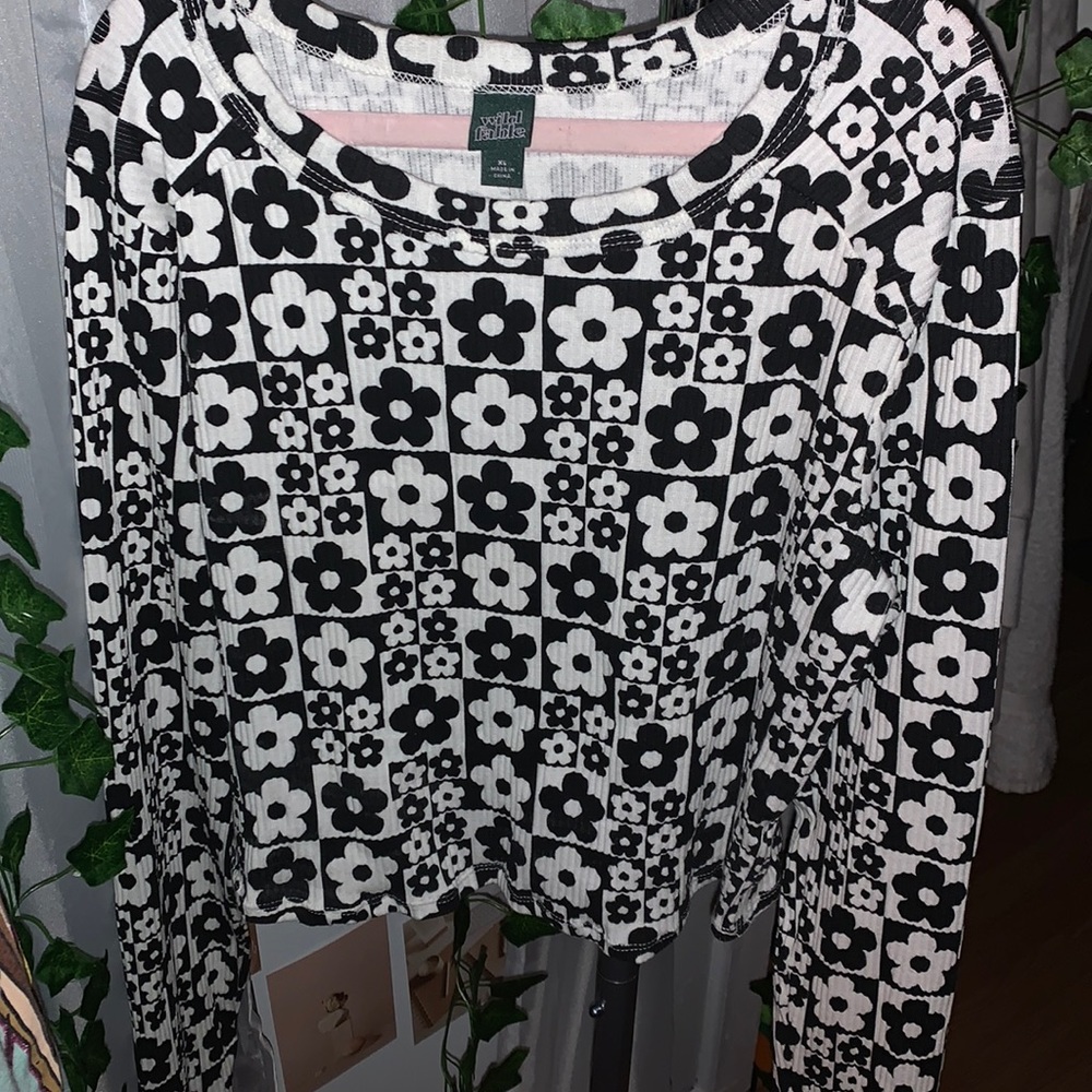 Cute little black and white daisy top.